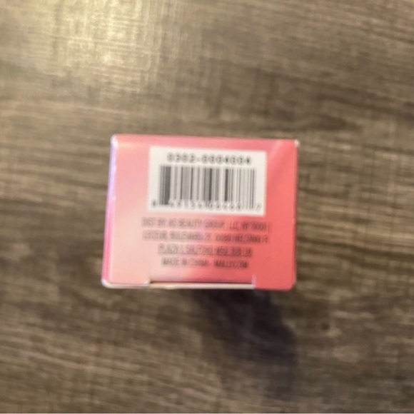 NEW - Mally The Plush Pen Brightening Concealer. Medium. - Picture 5 of 5